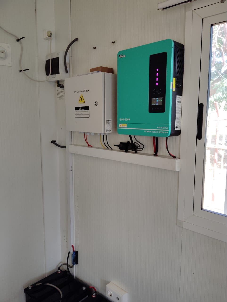 INCUBOX 2 hybrid solar inverter installation